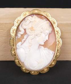 Bijou : Camée sur coquille - Profil de jeune femme - avec entourage en or jaune 18K