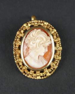 Bijou : Broche/Pendentif en or jaune 18K sertie d'un camée sur coquille - Profil de jeune femme -