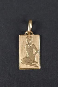 Bijou : Pendentif rectangulaire et son maillon en or jaune 18K - Femme nue -