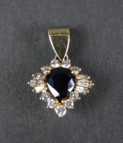 Bijou : Pendentif en or jaune 18K serti en son centre d'un saphir entouré de diamants ronds et baguettes