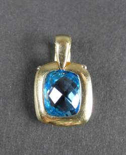 Bijou : Pendentif en or jaune 18K serti d'une pierre bleue Bijou : Pendentif en or jaune 18K serti d'une pierre bleue