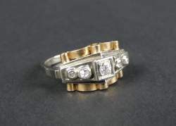 Bijou : Bague en or blanc et jaune 18K sertie de diamants dont 1 central