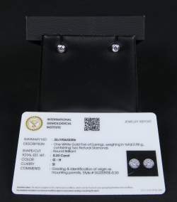 Bijou : Paire de boucles d'oreilles en or blanc 18K sertie chacunes d'un diamant solitaire avec certificat IGI