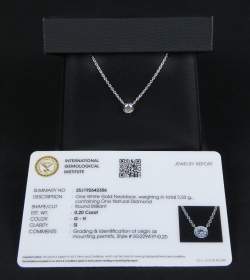 Bijou : Collier et pendentif en or blanc 18K serti d'un diamant solitaire avec certificat IGI