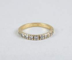 Bijou : Demi alliance américaine en or jaune 18K sertie de diamants