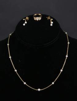Bijou : Parure (collier , boucles d'oreilles , bague) en or jaune 18K et perles de culture