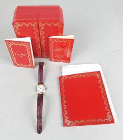 Bijou : Montre bracelet de dame CARTIER modèle Vendôme boitier en or 3tons 18K mvt à quartz (ds l'état , cadran acc) boucle en métal doré bracelet (usures)