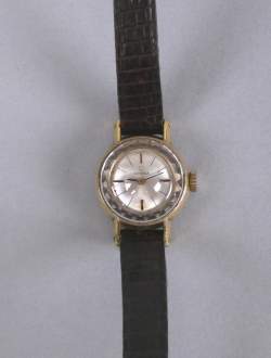 Bijou : Montre bracelet de dame OMEGA métal doré ciselé mvt à remontoir (En état) fond acier bracelet usures
