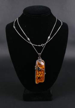 Bijou : Collier/chaine et pendentif en argent serti d'un cabochon d'ambre