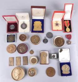 Collection : (25pcs) 5 médailles en argent + 17 médailles en bronze dont : l'Effort de DUPON , Jeux Grenoble 1968 COEFFIN... + 3 médailles militaires