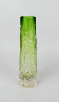 Verrerie: Vase cylindrique (egr) attribué à Moser Karlsbad en cristal vert et in