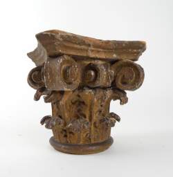 Objet: Chapiteau corinthien en bois sculpté et doré (lacunes) H:14,4 cm
