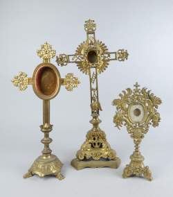 Religieux: 3 ostensoirs en laiton (acc, mq) H: de 30 à 50cm