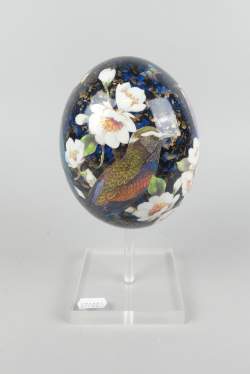 Objet: Oeuf d'autruche décor d'oiseau et de fleurs signé ROWE Sherry H:11cm sur