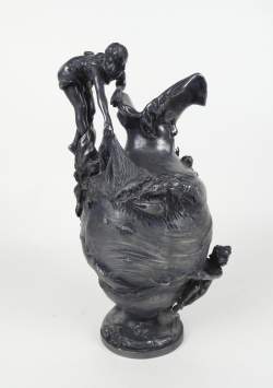 Objet: Aiguière/cruche en étain anse -jeune femme à la pêche au homard- un putto
