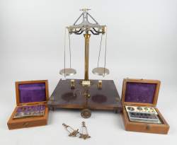 Objet: Trébuchet de pharmacie avec 2 coffrets de poids