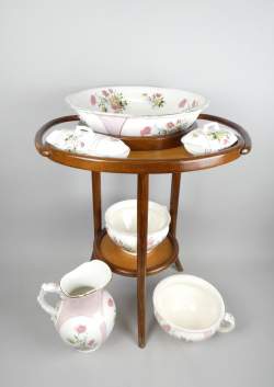 Meuble de toilette (7pces) en hêtre manufacture FISCHEL avec Broc, bassin, porte
