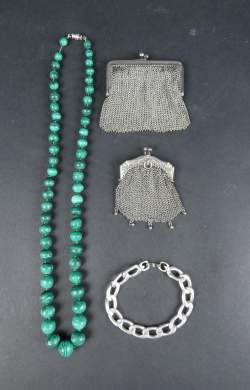 Bijou: Gourmette et 2 sacs de bal (1acc) en argent P: 142,8g + collier de malach