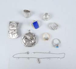 Bijoux: lot en argent (8pcs) P: 56,7g (5bagues, hochet (acc), pendentif, chevill