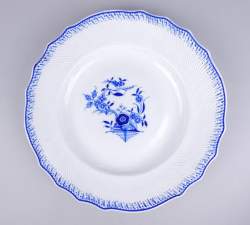 Céramique: Plat en porcelaine de Tournai (pt défaut cuisson) à bord chantourné m Céramique: Plat en porcelaine de Tournai (pt défaut cuisson) à bord chantourné m