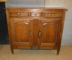 Meuble: Dresse en chêne de style Louis XVI 19eS 2 portes 3 tiroirs H:104x129x50c Meuble: Dresse en chêne de style Louis XVI 19eS 2 portes 3 tiroirs H:104x129x50c
