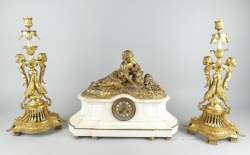 Horlogerie: Garniture de cheminée et pendants en bronze patine dorée marbre blan