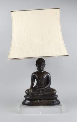 Luminaire: Bouddha assis en bronze H:38cm monté en lampe à 2 lumières sur socle