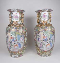 Asiatique: Paire de vases en porcelaine de Canton Chine à décor de papillons et Asiatique: Paire de vases en porcelaine de Canton Chine à décor de papillons et