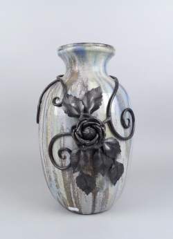 Céramique: Grès salé de Bouffioulx Vase flammé décoré de fer forgé signé GUERIN Céramique: Grès salé de Bouffioulx Vase flammé décoré de fer forgé signé GUERIN