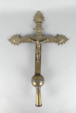 Objet: Croix de procession en cuivre fin 17eS début 18eS (usure, rest) H:65cm Objet: Croix de procession en cuivre fin 17eS début 18eS (usure, rest) H:65cm