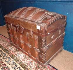 Meuble: Malle ancienne en bois et métal fin 18e/déb 19eS monogrammé M.M. 87x52 H Meuble: Malle ancienne en bois et métal fin 18e/déb 19eS monogrammé M.M. 87x52 H