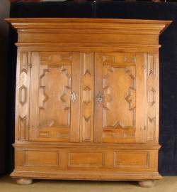 Garde-robe allemande 17eS en chêne 2P à panneaux moulurés dormant et montants mo Garde-robe allemande 17eS en chêne 2P à panneaux moulurés dormant et montants mo