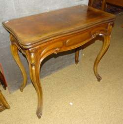 Meuble table à jeux de style Louis XV en palissandre milieu 19eS Louis-Philippe Meuble table à jeux de style Louis XV en palissandre milieu 19eS Louis-Philippe