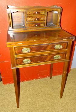 Meuble bureau de dame -Bonheur du jour- de style anglais en acajou 20èS Meuble bureau de dame -Bonheur du jour- de style anglais en acajou 20èS