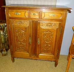 Meuble dresse en chêne sculpté 19eS Meuble dresse en chêne sculpté 19eS