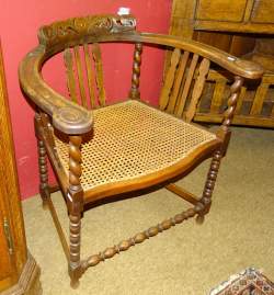 Meuble fauteuil de bureau corbeille en chêne sculpté siège canné fin 19è début 2 Meuble fauteuil de bureau corbeille en chêne sculpté siège canné fin 19è début 2