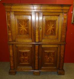 Meuble 4 panneaux en marqueterie de noyer incrusté d'étoiles colonnes plates à c Meuble 4 panneaux en marqueterie de noyer incrusté d'étoiles colonnes plates à c