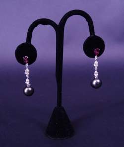 Bijou: Paire de boucles d'oreilles en or blanc 18K serties de perles de Tahiti d