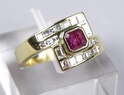 Bijou: Bague en or jaune 18K sertie d'un rubis d'env. 0,18cts et de diamants d'e