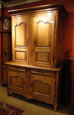 Meuble 2 corps LXV en chêne 2 portes à panneaux 2 tiroirs moulurés dessus 2 port Meuble 2 corps LXV en chêne 2 portes à panneaux 2 tiroirs moulurés dessus 2 port