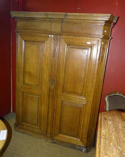 Meuble: armoire liégeoise Louis XIV en chêne déb 18eS (mq pieds) 207x165x63cm Meuble: armoire liégeoise Louis XIV en chêne déb 18eS (mq pieds) 207x165x63cm