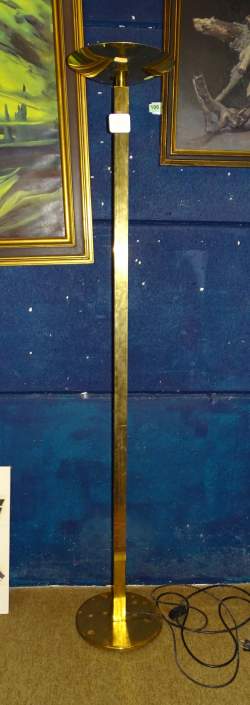 Meuble: vintage lampadaire en métal doré incription Light Belgium sous la base H Meuble: vintage lampadaire en métal doré incription Light Belgium sous la base H