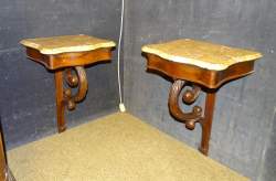 Meuble: Paire de consoles en chêne de style dessus marbre jaune veiné rouge (acc Meuble: Paire de consoles en chêne de style dessus marbre jaune veiné rouge (acc