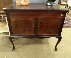 Meuble de style anglais a/tourne disques 1ère moitié 20eS 97x57cm H:89cm Meuble de style anglais a/tourne disques 1ère moitié 20eS 97x57cm H:89cm