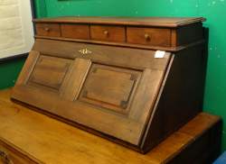 Meuble: Ecritoire à poser en noyer tablette ouvrante 4 tiroirs intérieur 6 tiroi Meuble: Ecritoire à poser en noyer tablette ouvrante 4 tiroirs intérieur 6 tiroi