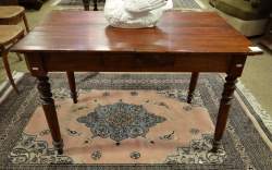 Table de milieu Louis-Philippe en bois teinté merisier avec tiroir 109x61 H:72cm Table de milieu Louis-Philippe en bois teinté merisier avec tiroir 109x61 H:72cm