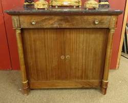 Meuble: Dresse en acajou de style Empire 1ère moitié 20eS Meuble: Dresse en acajou de style Empire 1ère moitié 20eS