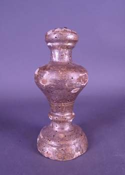 Objet: Pique-cierge/ pied de lampe en bois doré Sicile 18eS H:24cm (ds l'état) Objet: Pique-cierge/ pied de lampe en bois doré Sicile 18eS H:24cm (ds l'état)