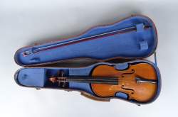 Instrument violon entier d'étude, étiquette apocryphe avec archet estampillé San Instrument violon entier d'étude, étiquette apocryphe avec archet estampillé San