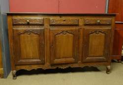 Meuble: Dresse Louis XV en chene sculpté 3P 3T Début 19eS 189x50,5 H: 113cm Meuble: Dresse Louis XV en chene sculpté 3P 3T Début 19eS 189x50,5 H: 113cm